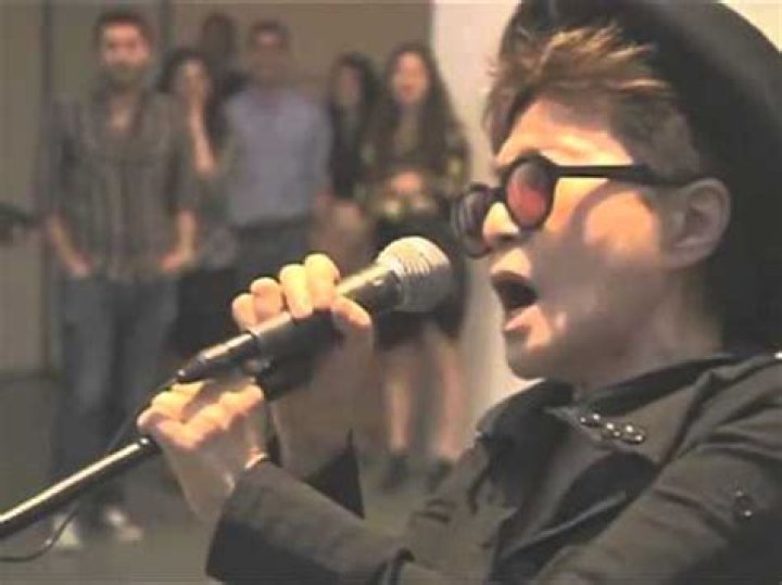Can yoko ono sing?