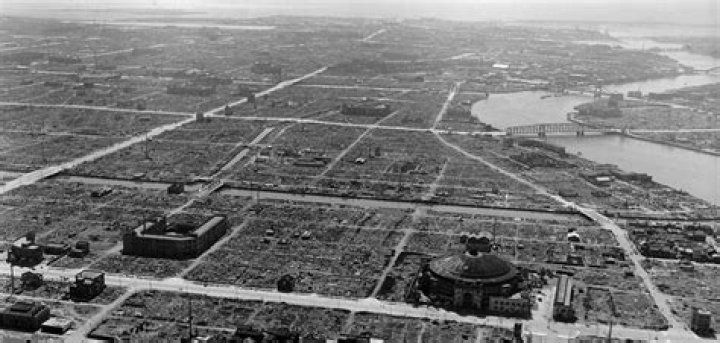 Did the us bomb tokyo?