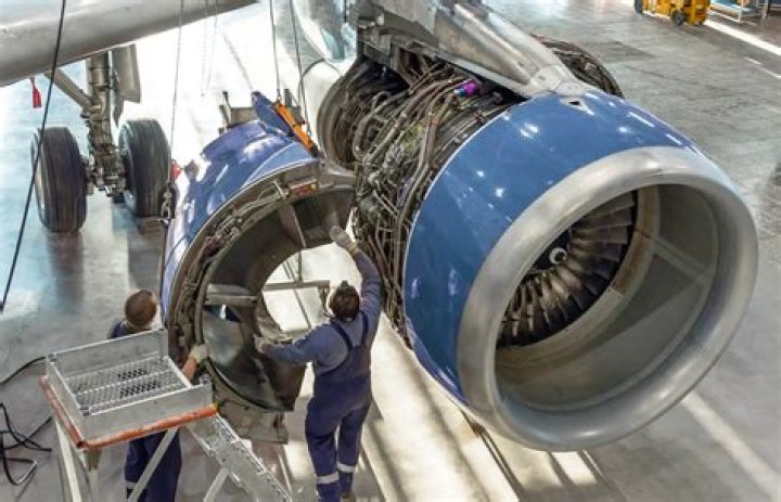 Do aeronautical engineers make?