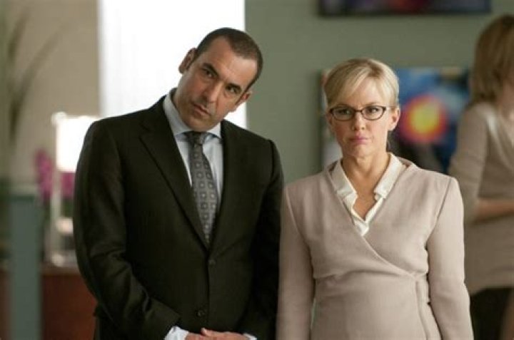 Does louis litt leave suits?