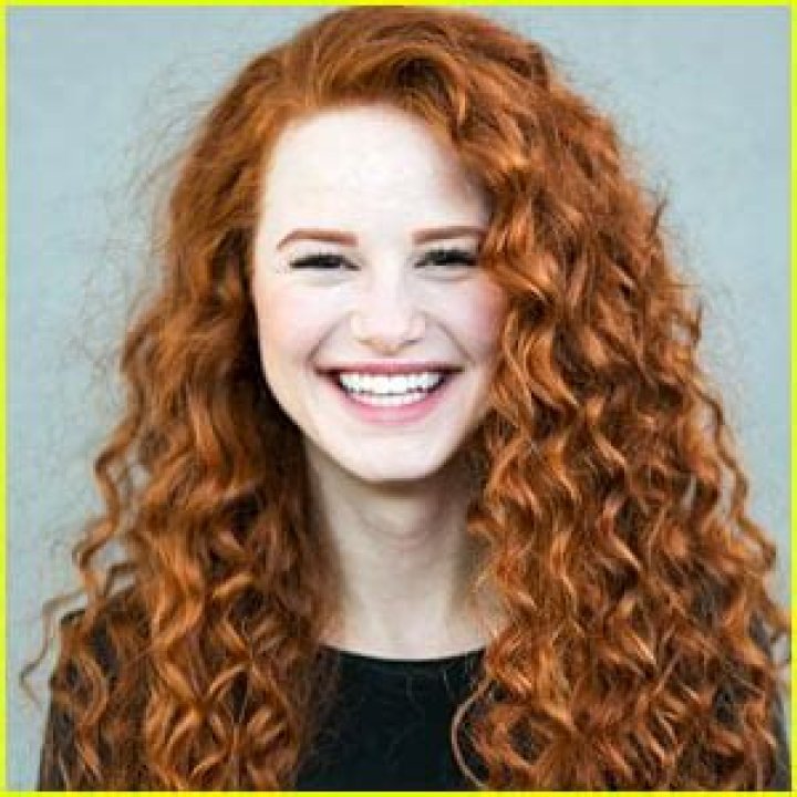 Does madelaine petsch have naturally curly hair?