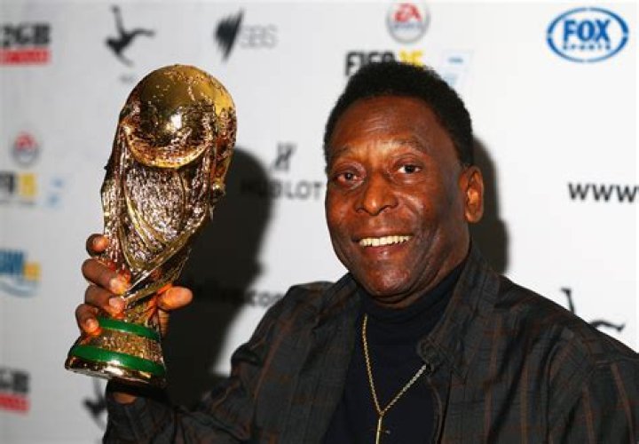Is pele left footed?