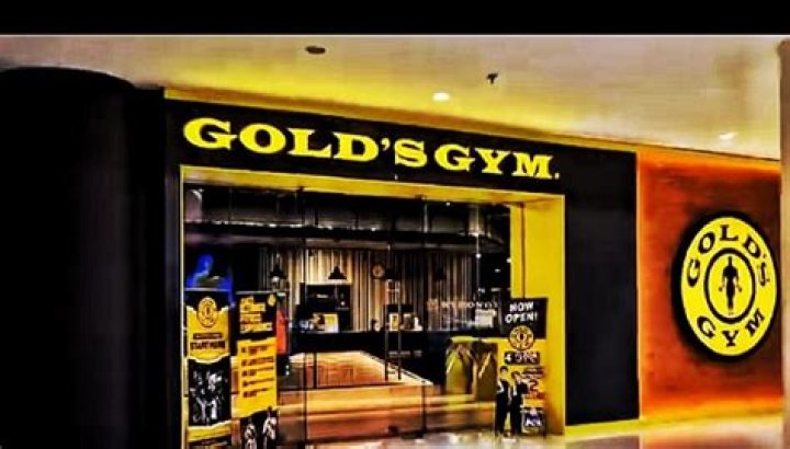 Which gold's gym has a lap pool?