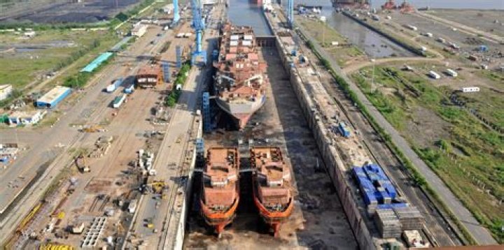 Which is the largest shipyard in india?