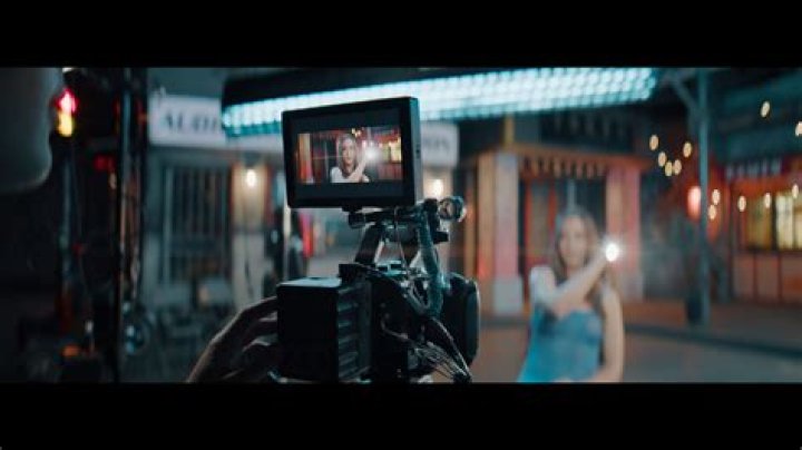 Why is anamorphic bokeh oval?